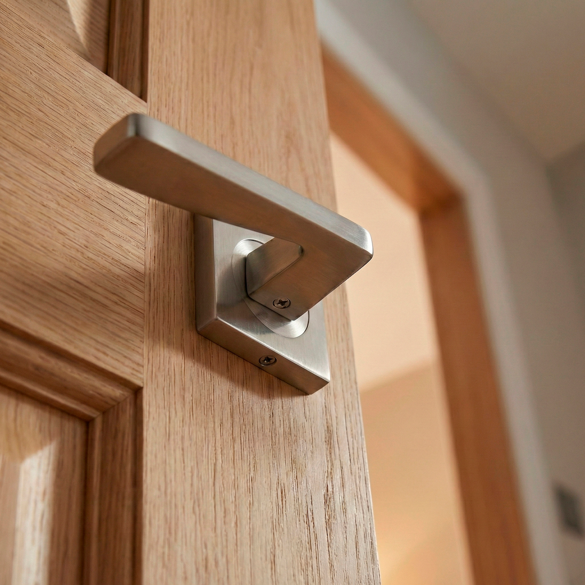 Deurkruk model '10-23' van aluminium met vierkante rozet in mat nikkel