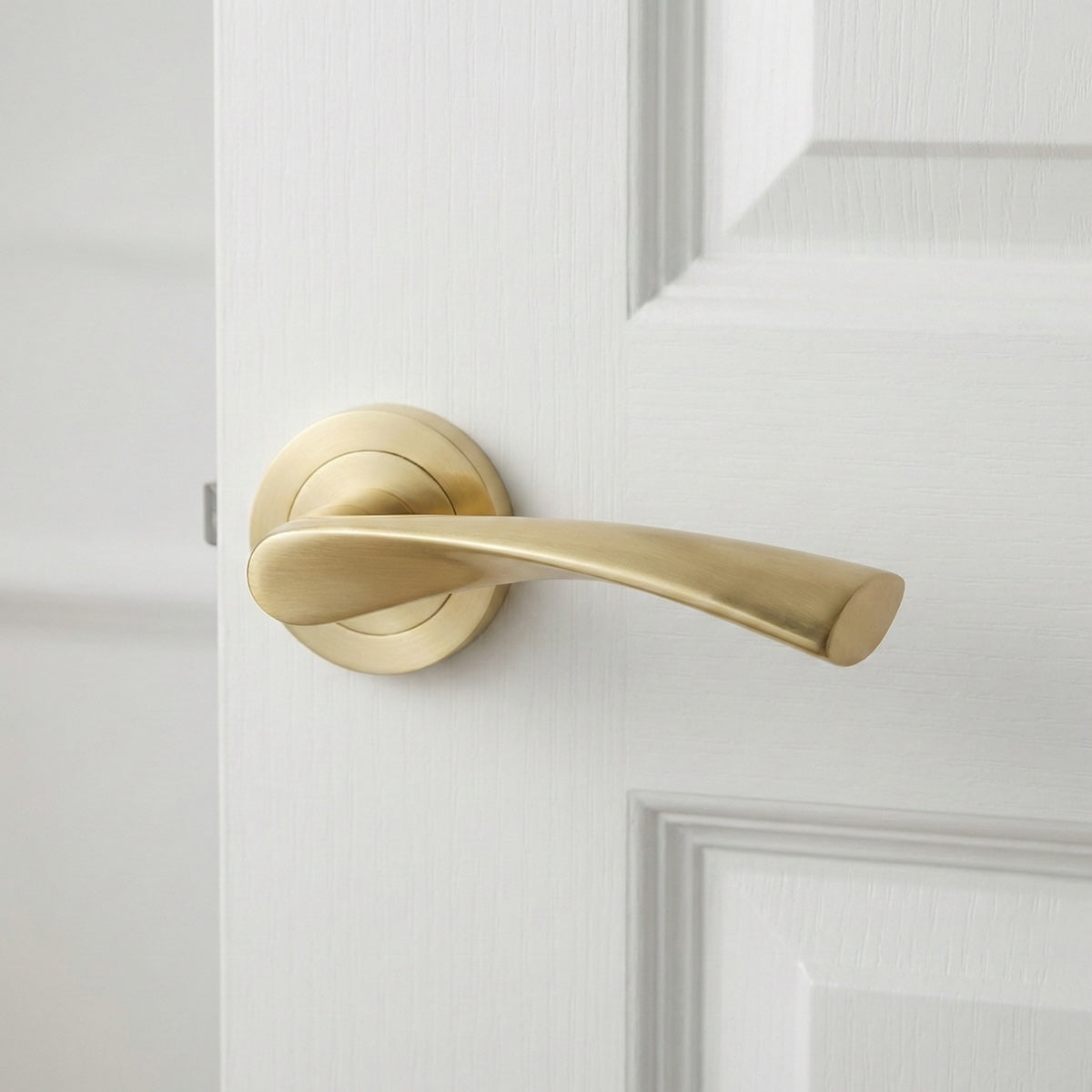 Gouden aluminium deurkruk model '136A' met ronde rozet voor houten deuren