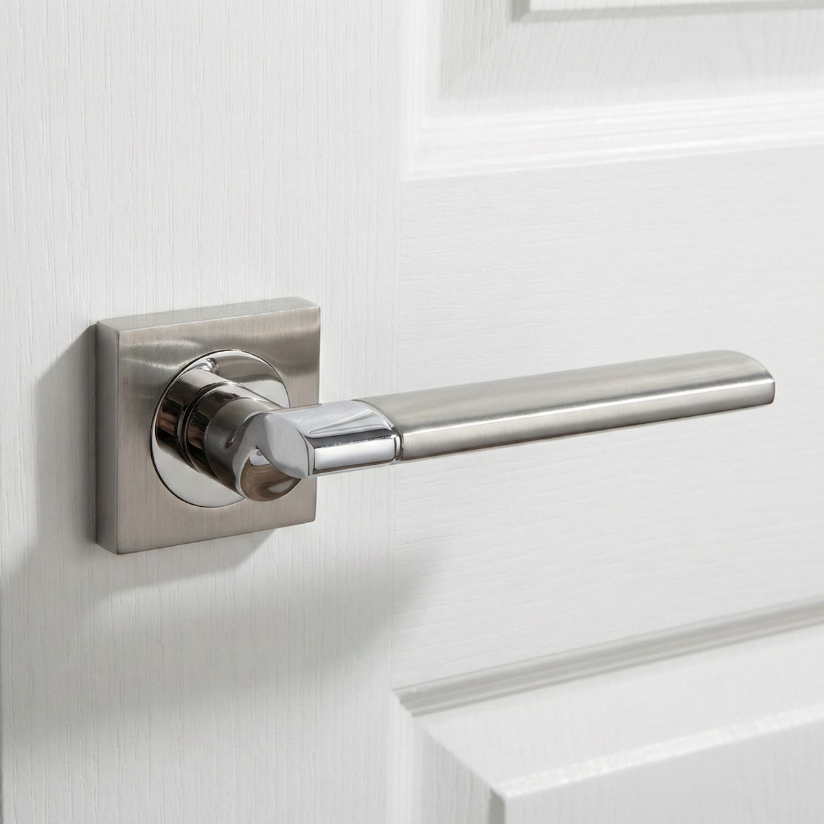 Türklinke Macha aus Aluminium mit quadratischer Rosette in Nickel kombiniert