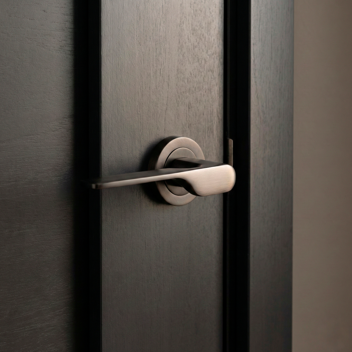 Zamak deurklink model 640 met ronde rozet in grafiet afwerking voor deuren