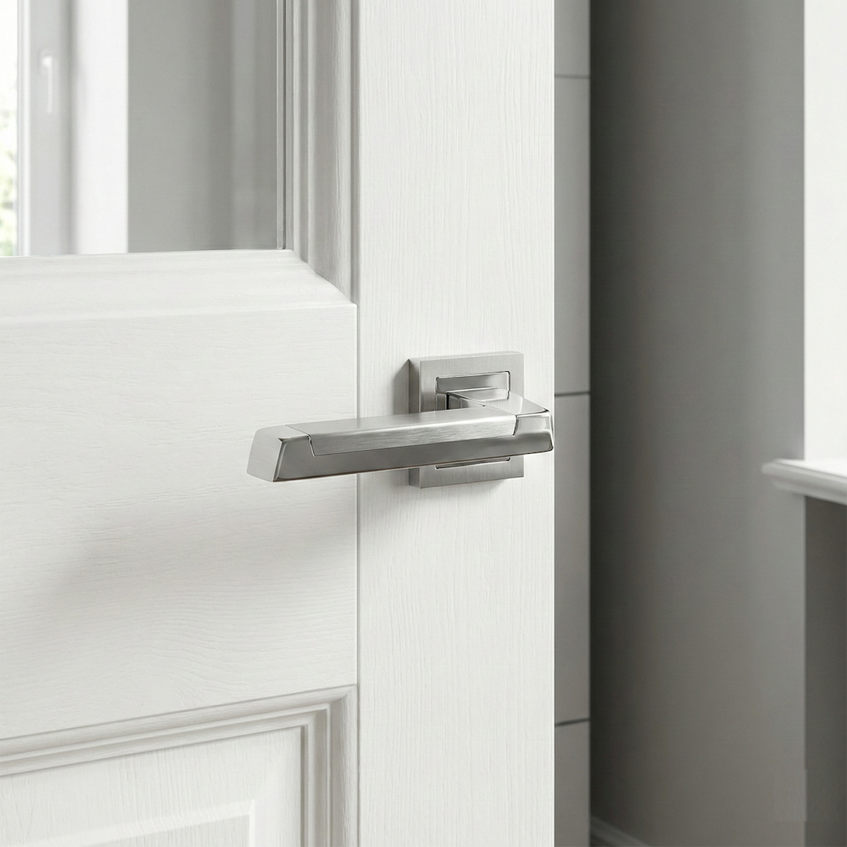Türklinke Modell '620' aus Zamak mit quadratischer Rosette in Bicolor-Ausführung für Türen