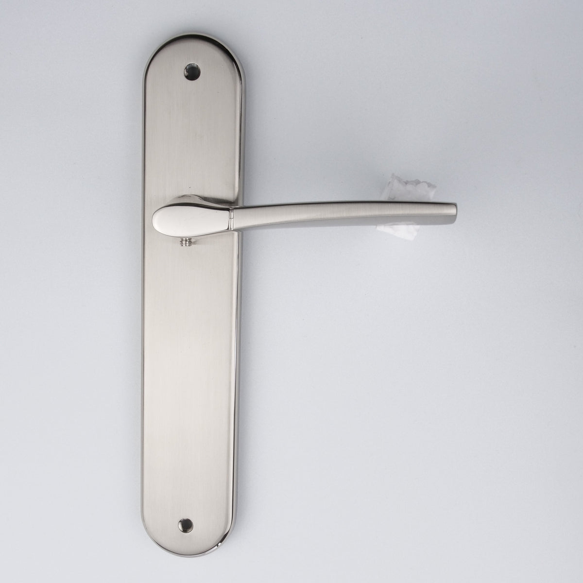 Deurkruk model '830' met ovaal schild van tweekleurig zamak voor deuren