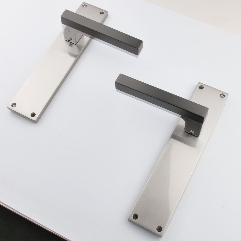 Deurkruk model '848' van zamak voor deuren met rechthoekig schild in tweekleurige grafietafwerking