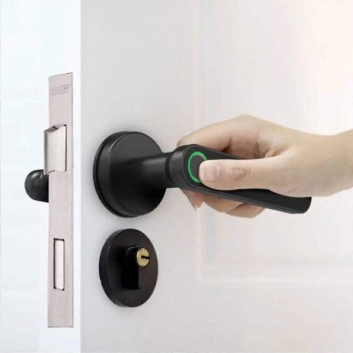 Mano abriendo una puerta blanca con manilla electrónica negra