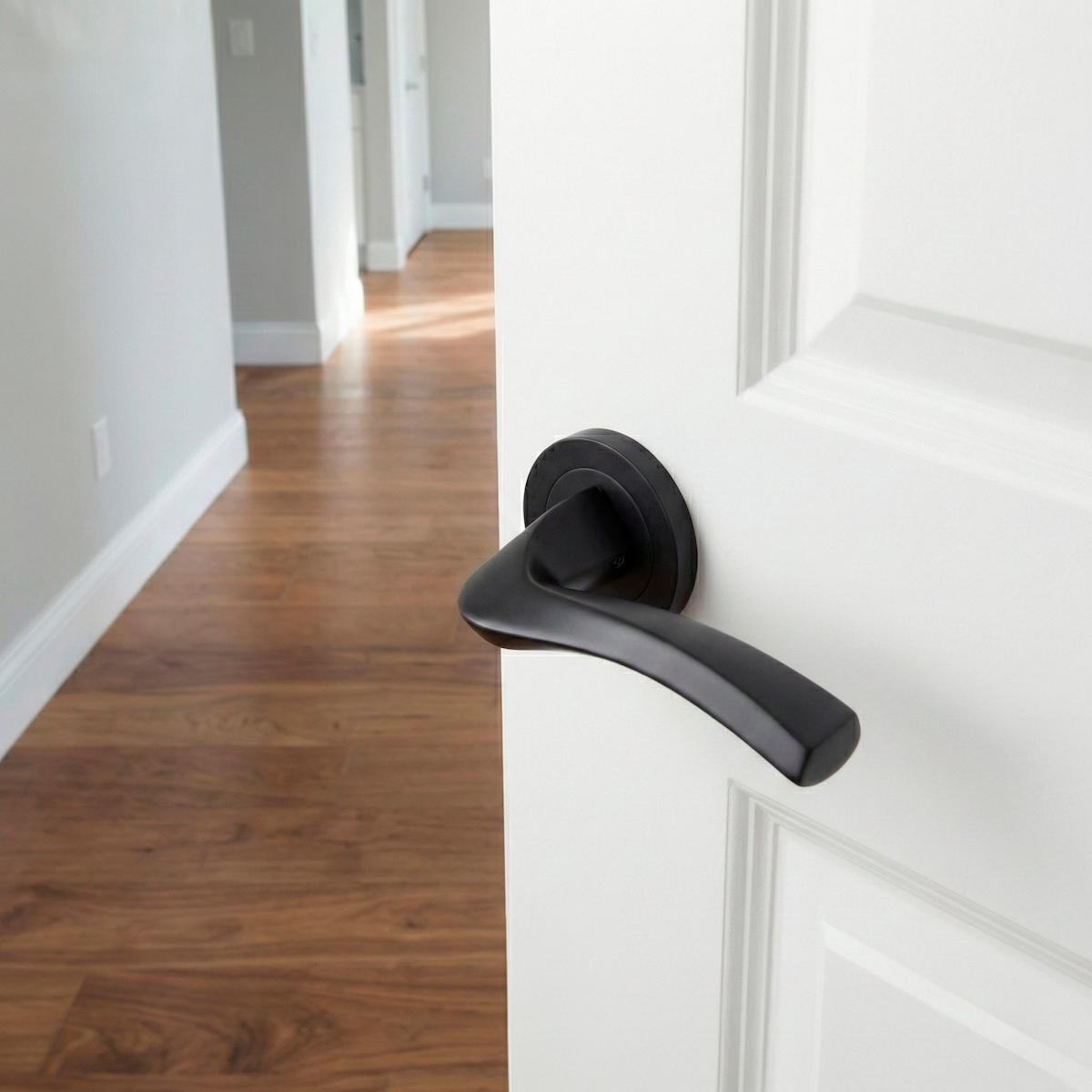 Aluminium deurklink model 1027 met ronde rozet in zwarte afwerking voor deuren