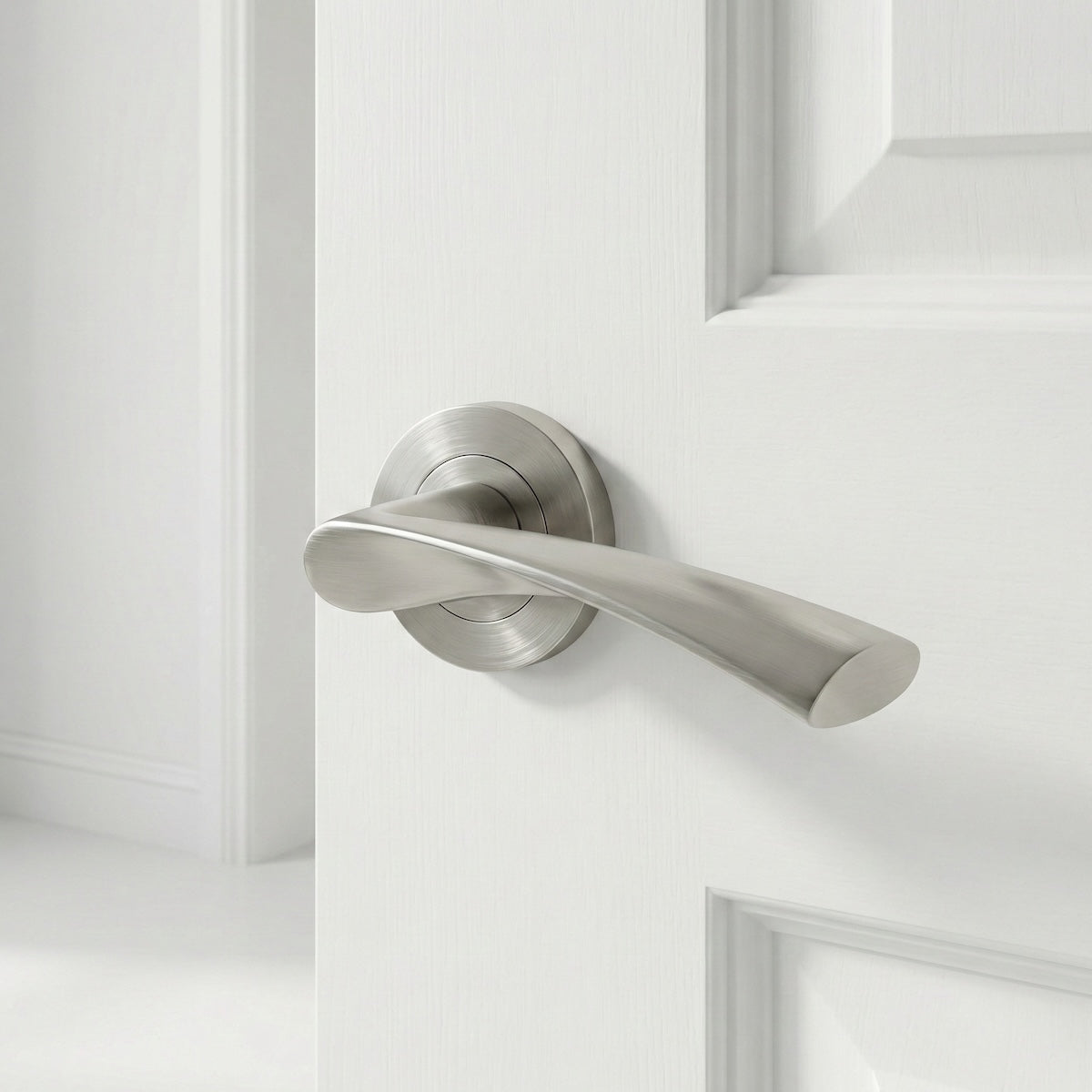 Türklinke OLA '130' aus Zamak mit runder Rosette in satiniertem Nickel-Finish