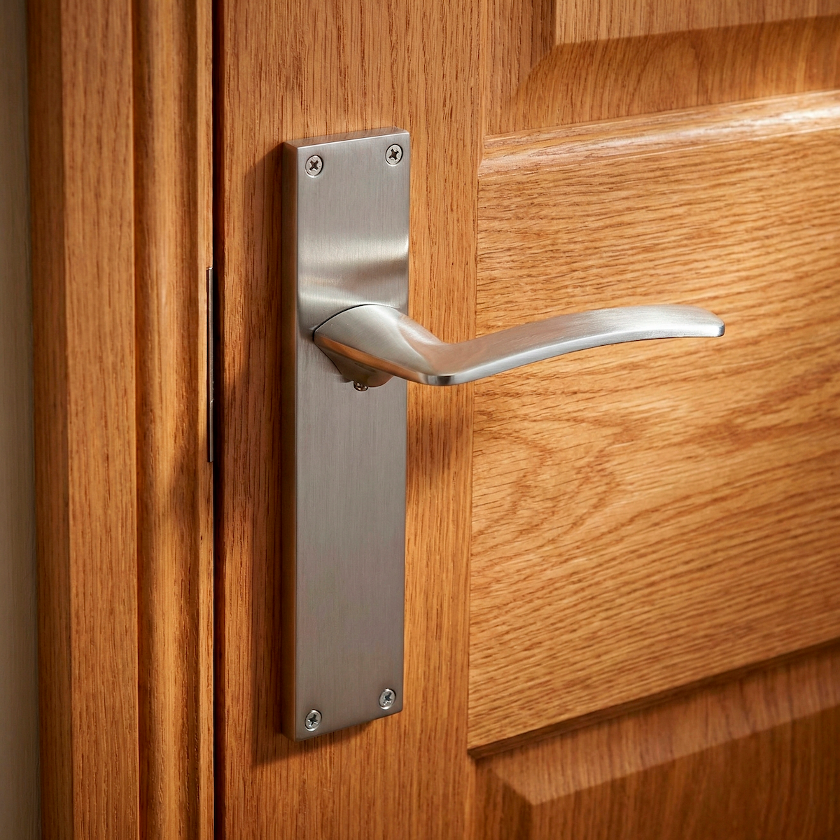 Deurkruk model '340' met rechthoekig schild voor zamak deuren in gesatineerd nikkel finish