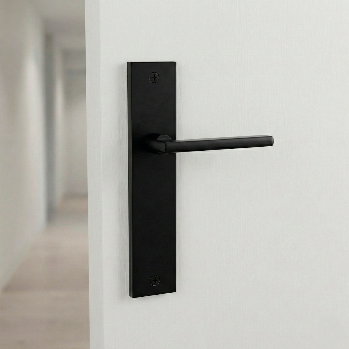 Deurkruk model '530' met matzwarte rechthoekige aluminium schild voor deuren