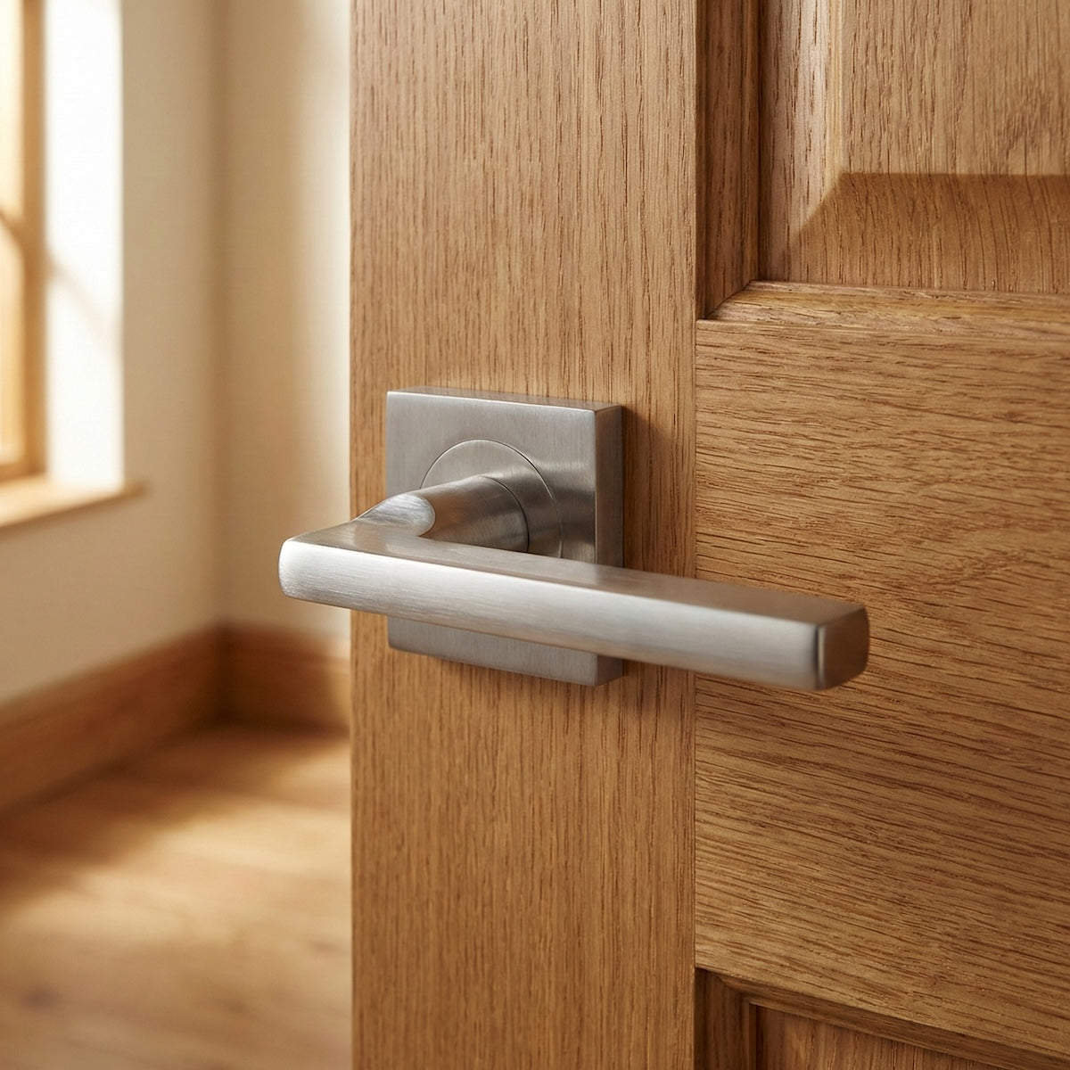 Deurkruk model Rental '530A', vierkante rozet van aluminium voor deuren, satijn nikkel afwerking