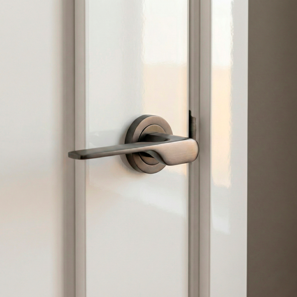 Zamak deurklink model 640 met ronde rozet in grafiet afwerking voor deuren