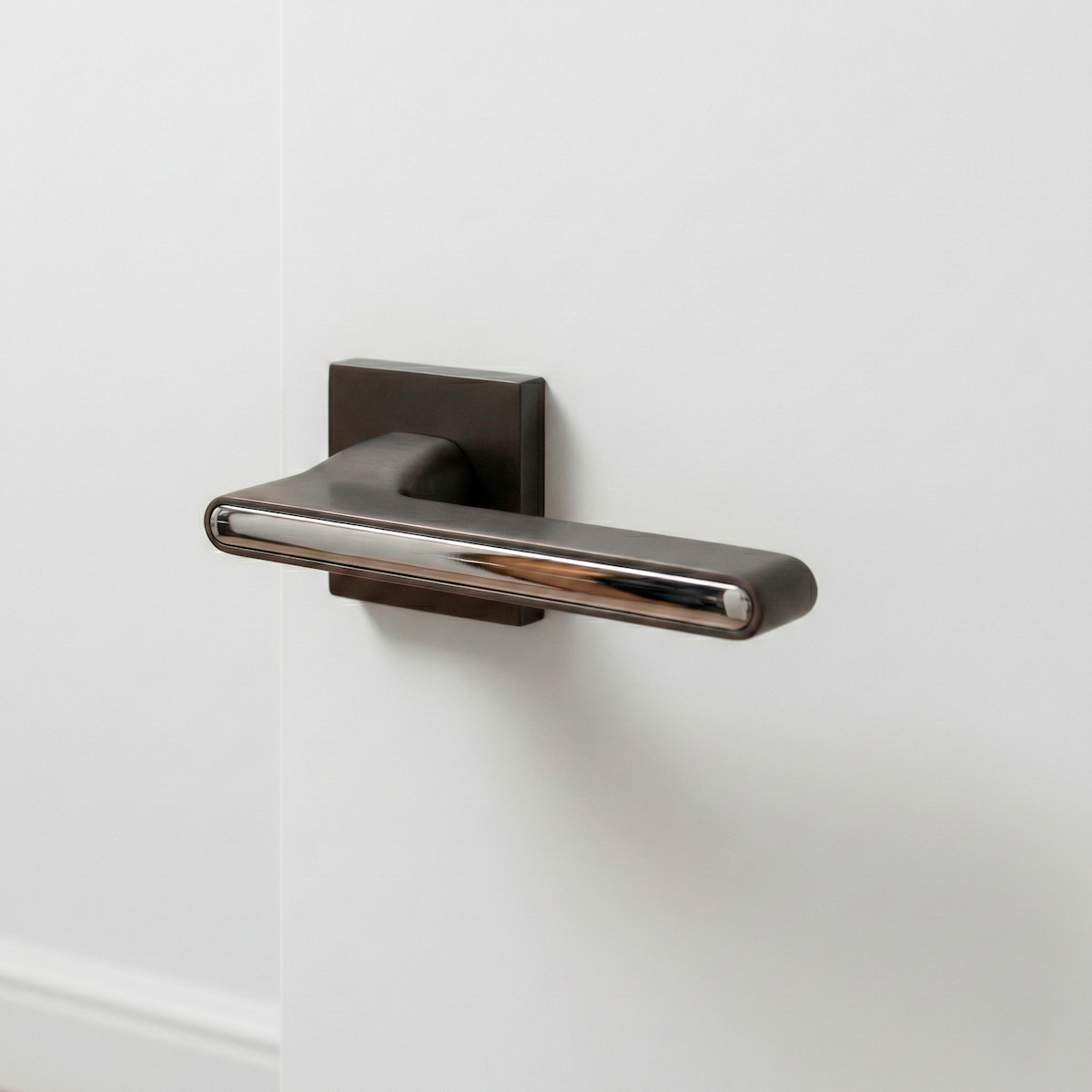Elegante deurklink van zamak, model 810 met vierkante rozet in grafietafwerking voor deuren