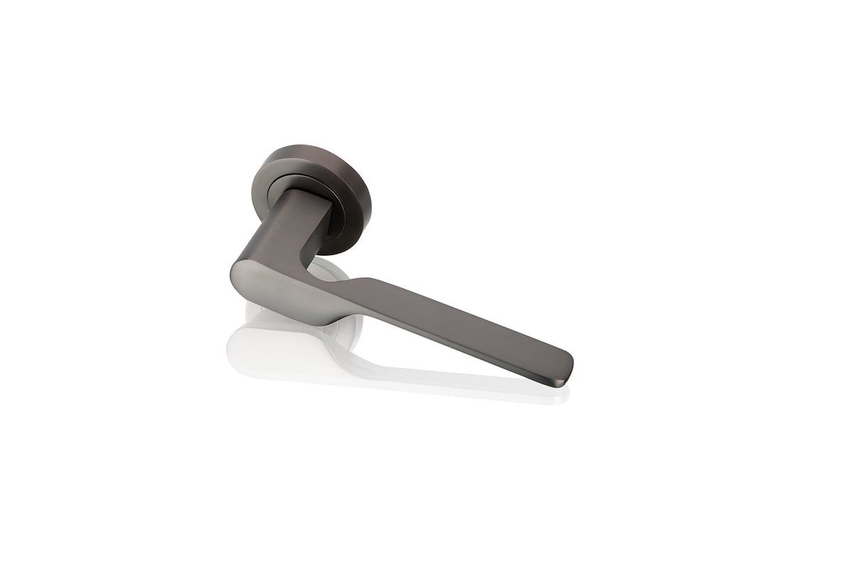 Zamak deurklink model 640 met ronde rozet in grafiet afwerking voor deuren