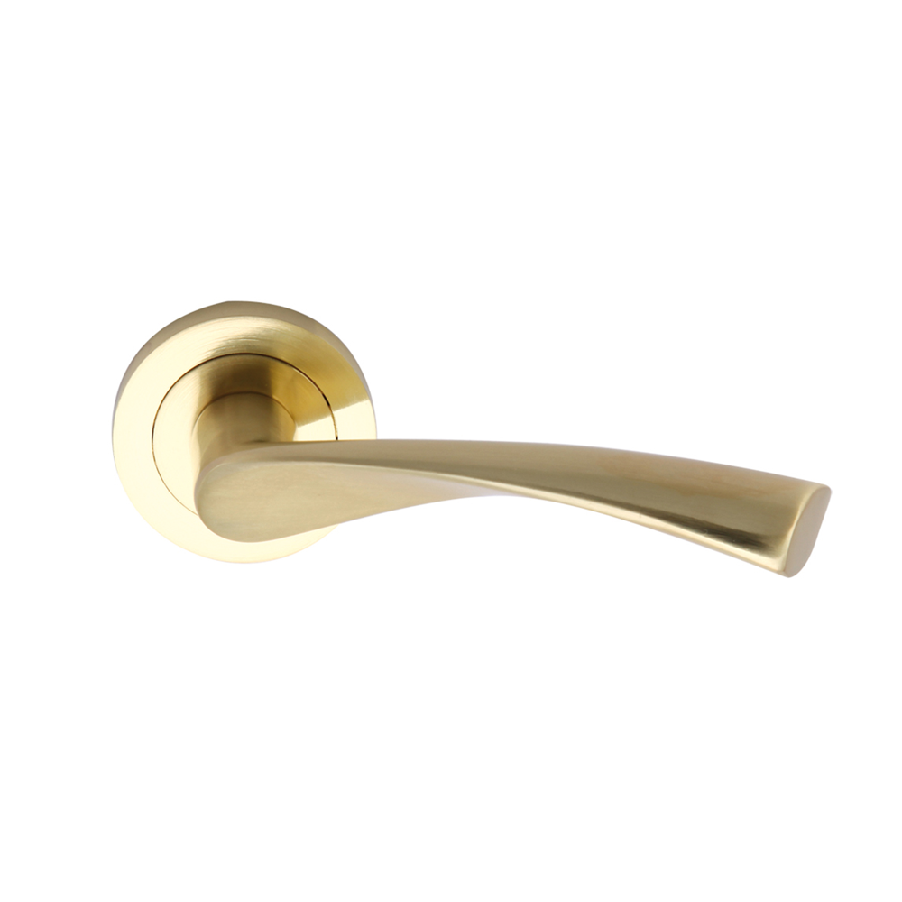 Gouden aluminium deurkruk model '136A' met ronde rozet voor houten deuren