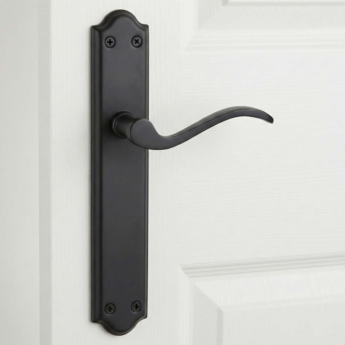Aluminium deurklink model '1101' met zwart gesmeed schild voor deuren