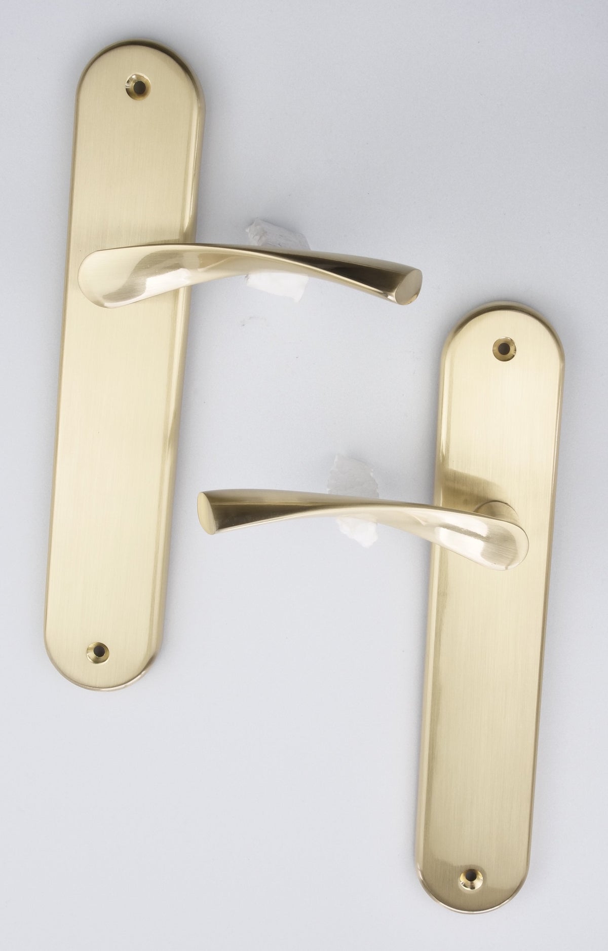 Deurkruk model '136' met ovaal schild van zamak in gesatineerd gouden afwerking