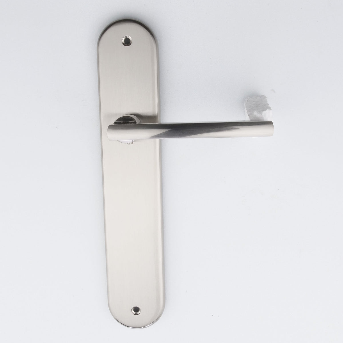 Klassieke deurklink model '530' van aluminium met ovaal schild in satijn nikkel afwerking voor deuren