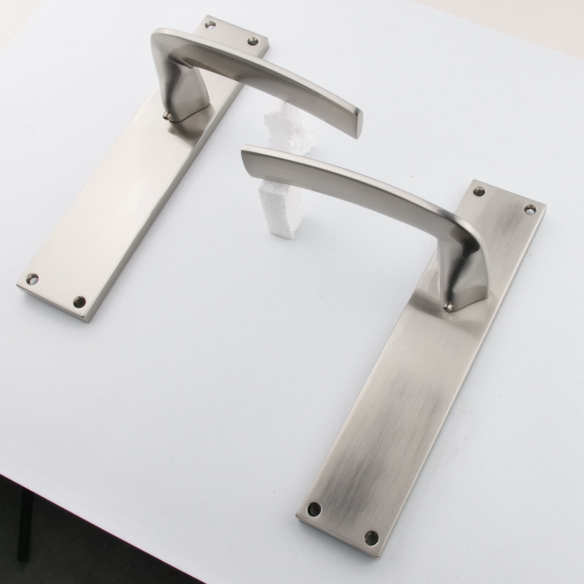 Deurkruk model '340' met rechthoekig schild voor zamak deuren in gesatineerd nikkel finish