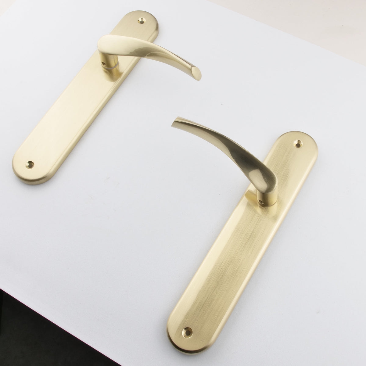 Deurkruk model '136' met ovaal schild van zamak in gesatineerd gouden afwerking