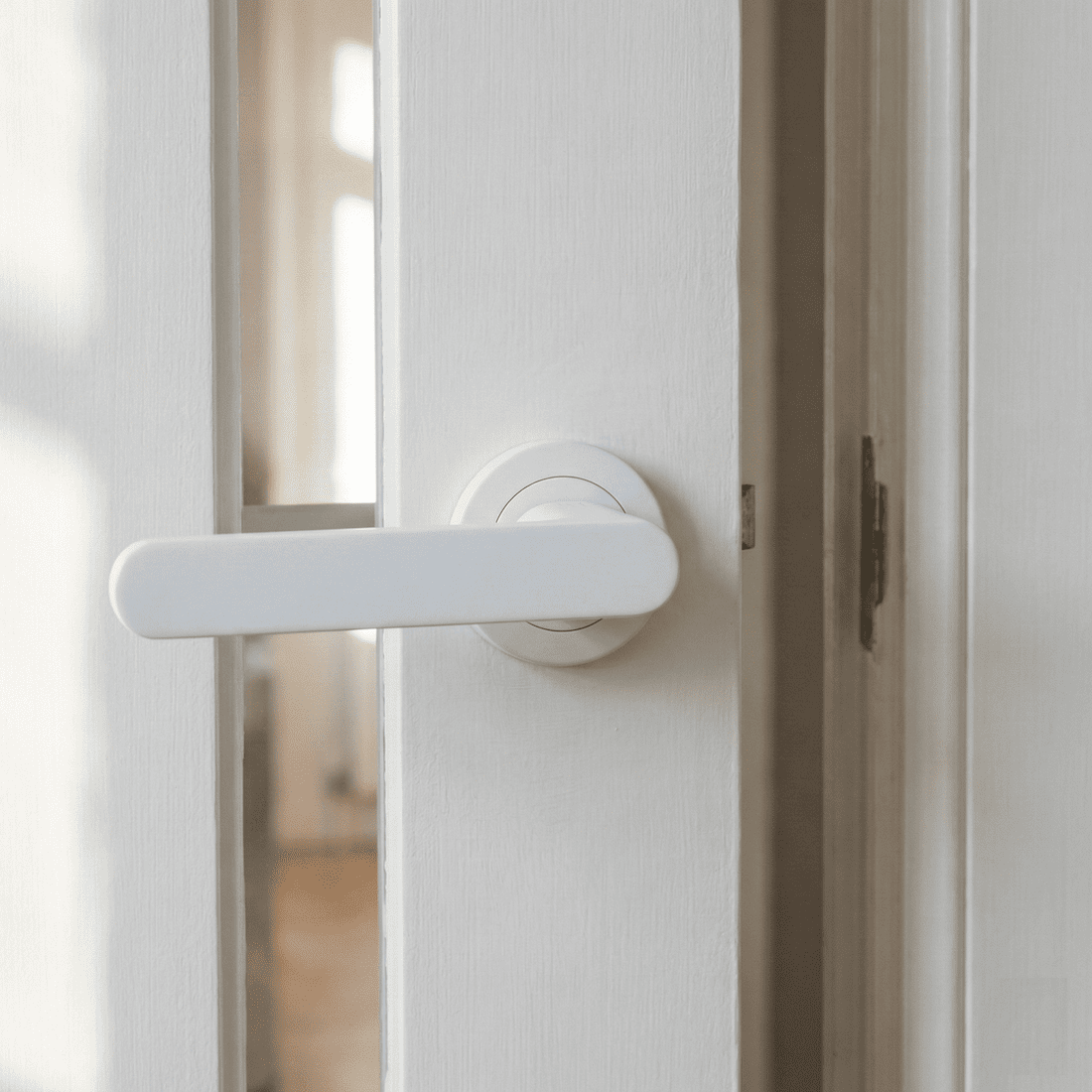 Aluminium deurklink op ronde rozet R-210 wit