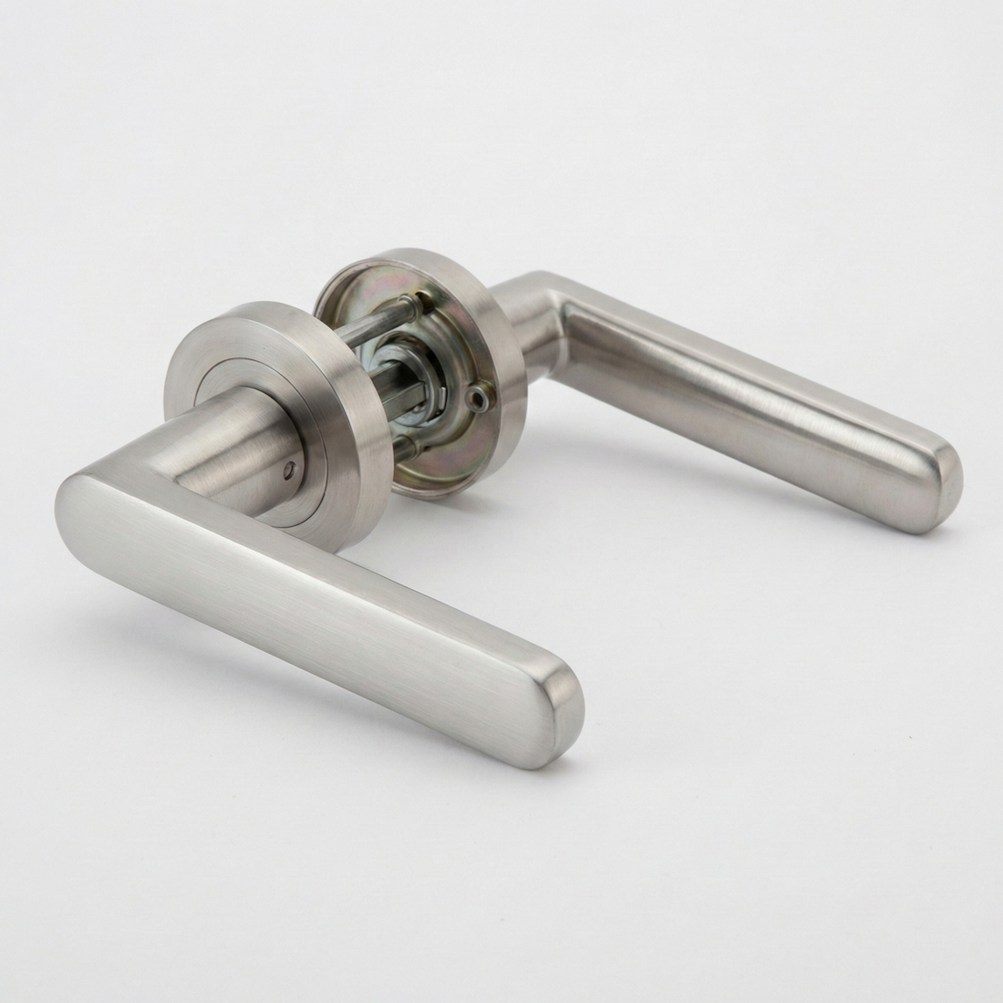 Deurkruk op ronde rozet in aluminium R-210 gesatineerd nikkel