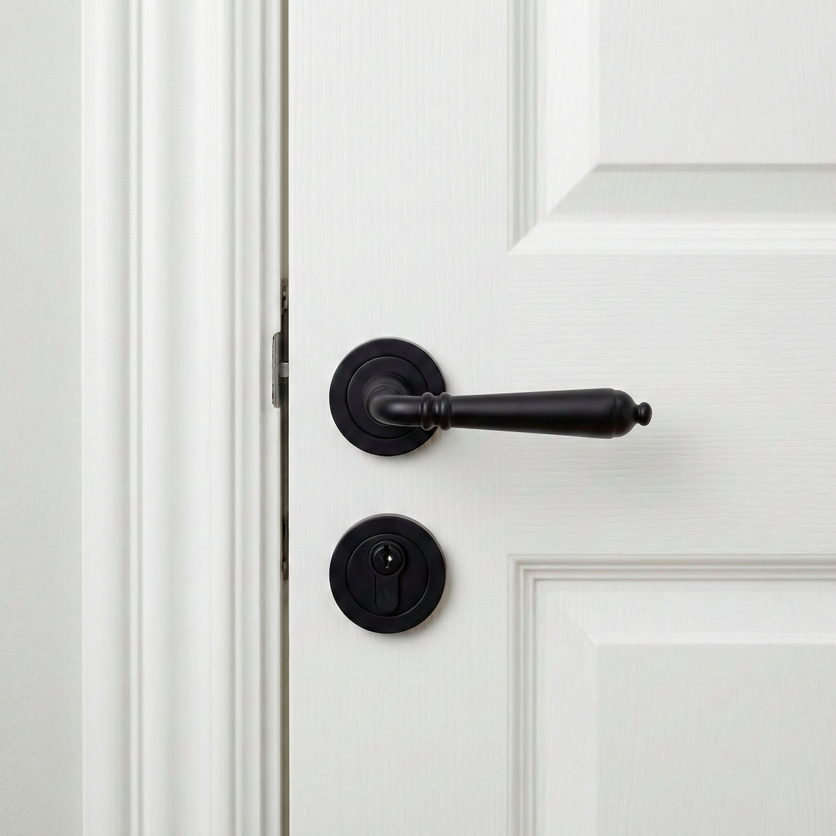 Poignée avec rosace ronde noire de style rustique modèle Tolède pour portes intérieures